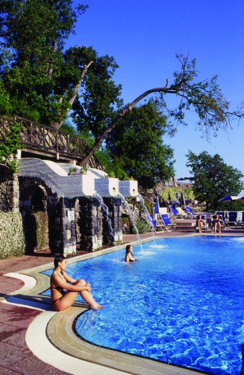 piscina con cascate